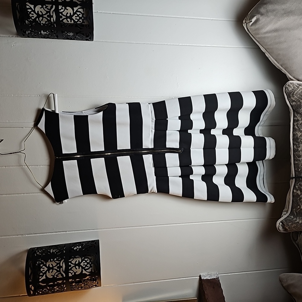 Dress (M) - Picture 2 of 4